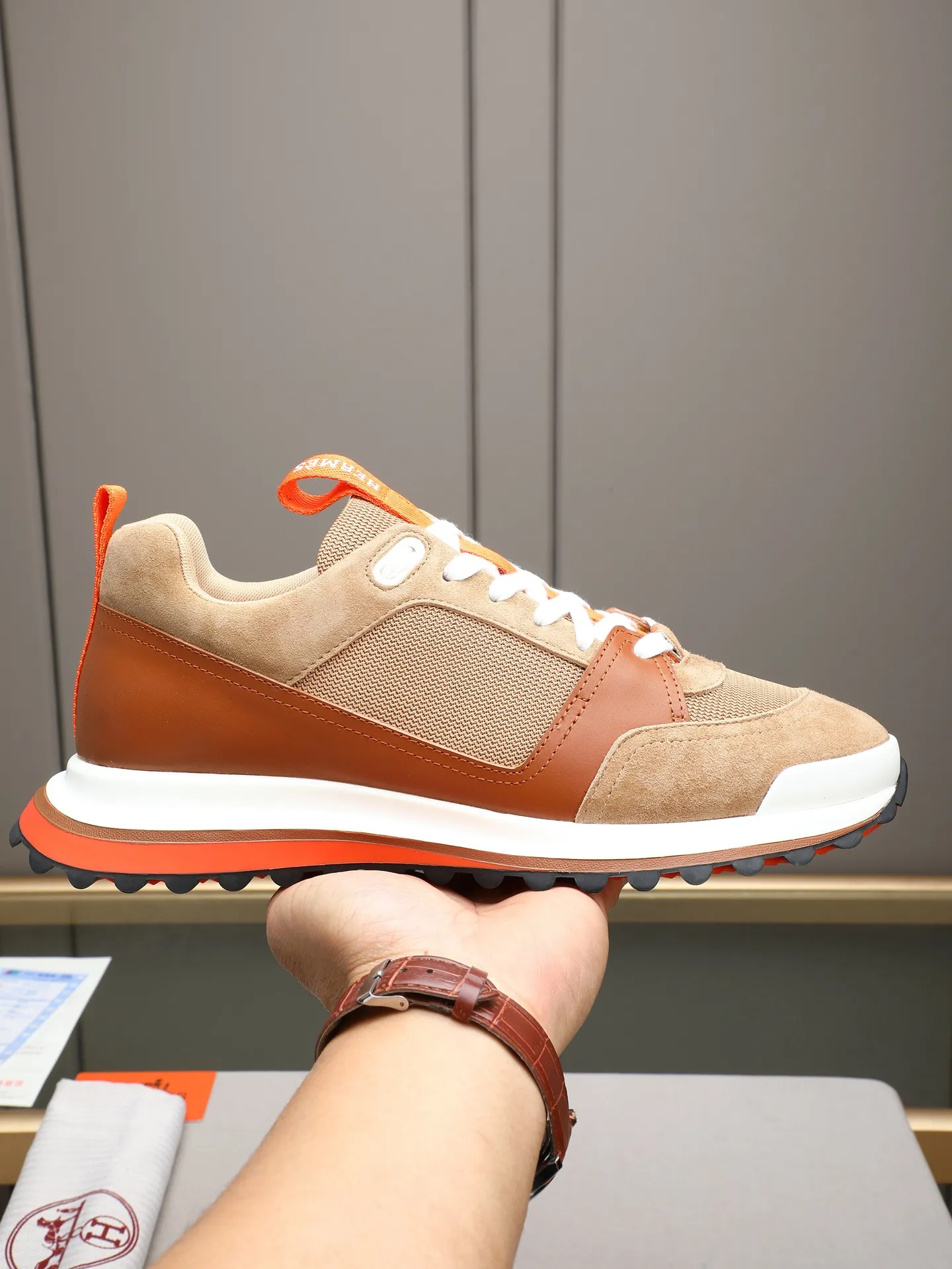 PP680【Hermes】fe new arrival~New Bouncing sneakers are the most comfortable shoes from Hermès. They are extremely light on the feet and look great. You won’t feel tired even when you go shopping and running around. 👍Very light and comfortable. Extremely light. Perfect for both sports and leisure. They feel great when you step on them! It’s up to you to choose, there’s always what you want~ ✔️Fabric: Imported first-layer cowhide ✔️Inner lining: Imported water-dyed cowhide ✔️Outsole: Seamless combination of IP+TPU (multi-color letters) German technology irradiation machine ✔️Code number: Male 38-44 (45 customized)